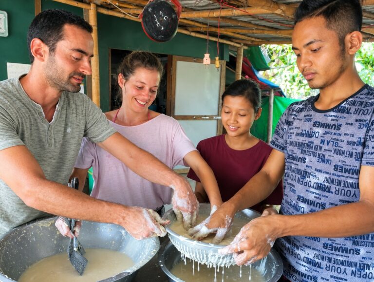Jeunes et volontaires préparant ensemble une activité culinaire à l’orphelinat en Birmanie