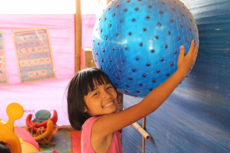 Enfant participant à une activité éducative à l’orphelinat en Birmanie